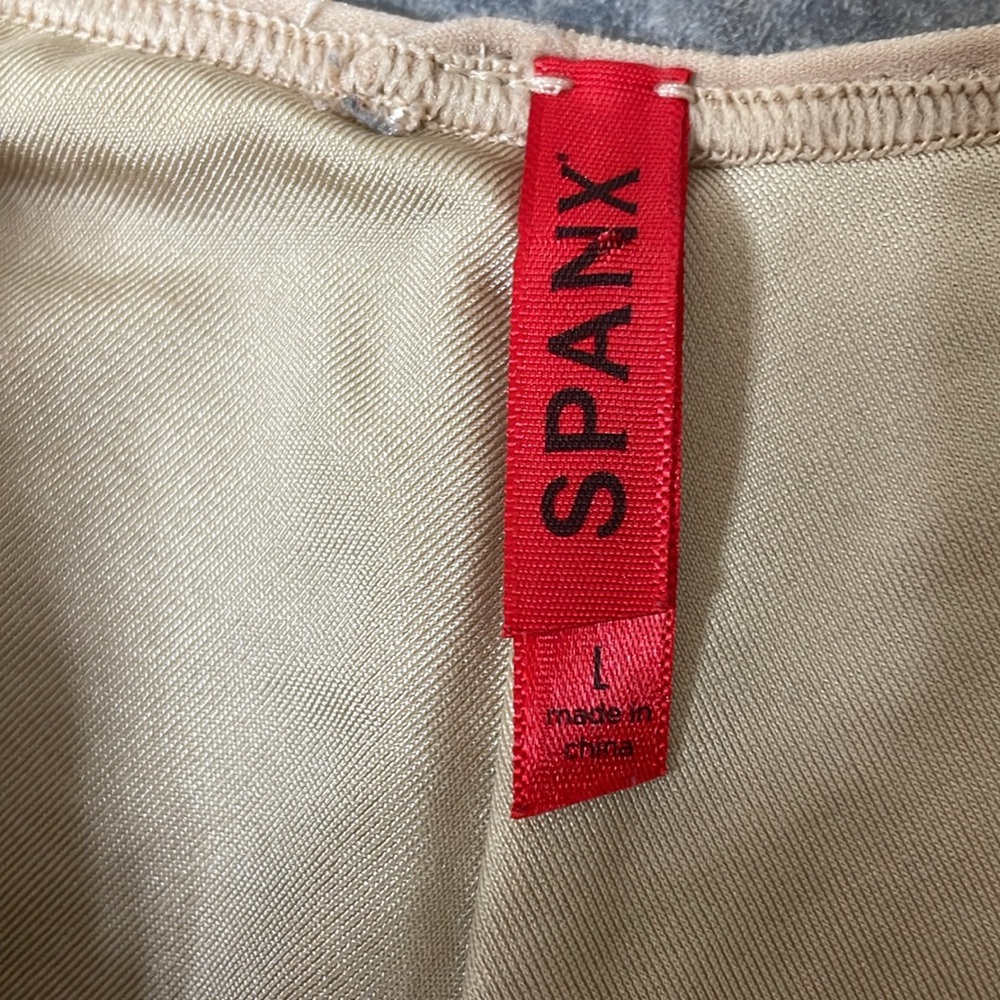 Spanx Shaping Tummy‎ Control Mid Thigh
Short size Large - Picture 5 of 9